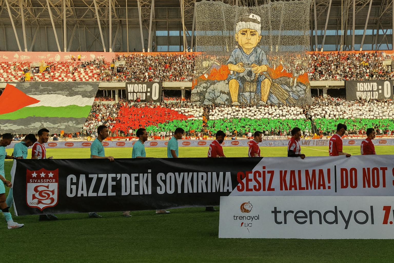 Sivasspor taraftarlarından Gazze’ye anlamlı destek — “Dünya: 0 - Vicdan: 0” pankartı ve koreografi görüntüsü