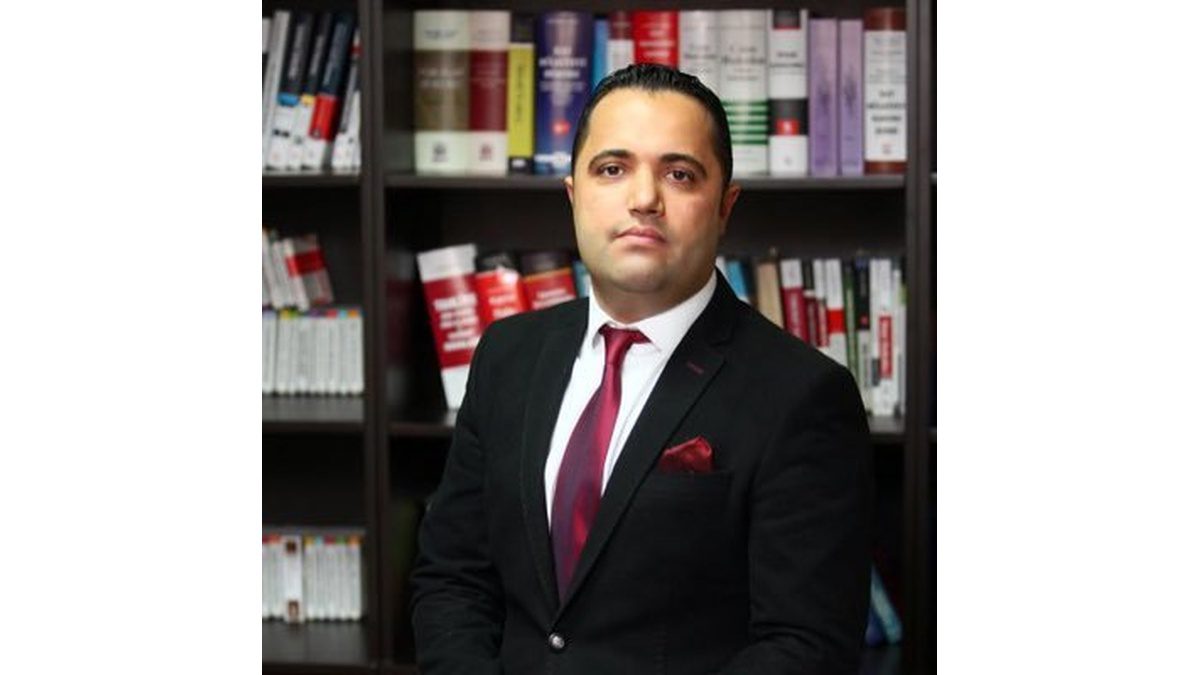 Beş aydır tutuklu bulunan Avukat Rezan Epözdemir’in kitaplık önünde çekilmiş portre fotoğrafı