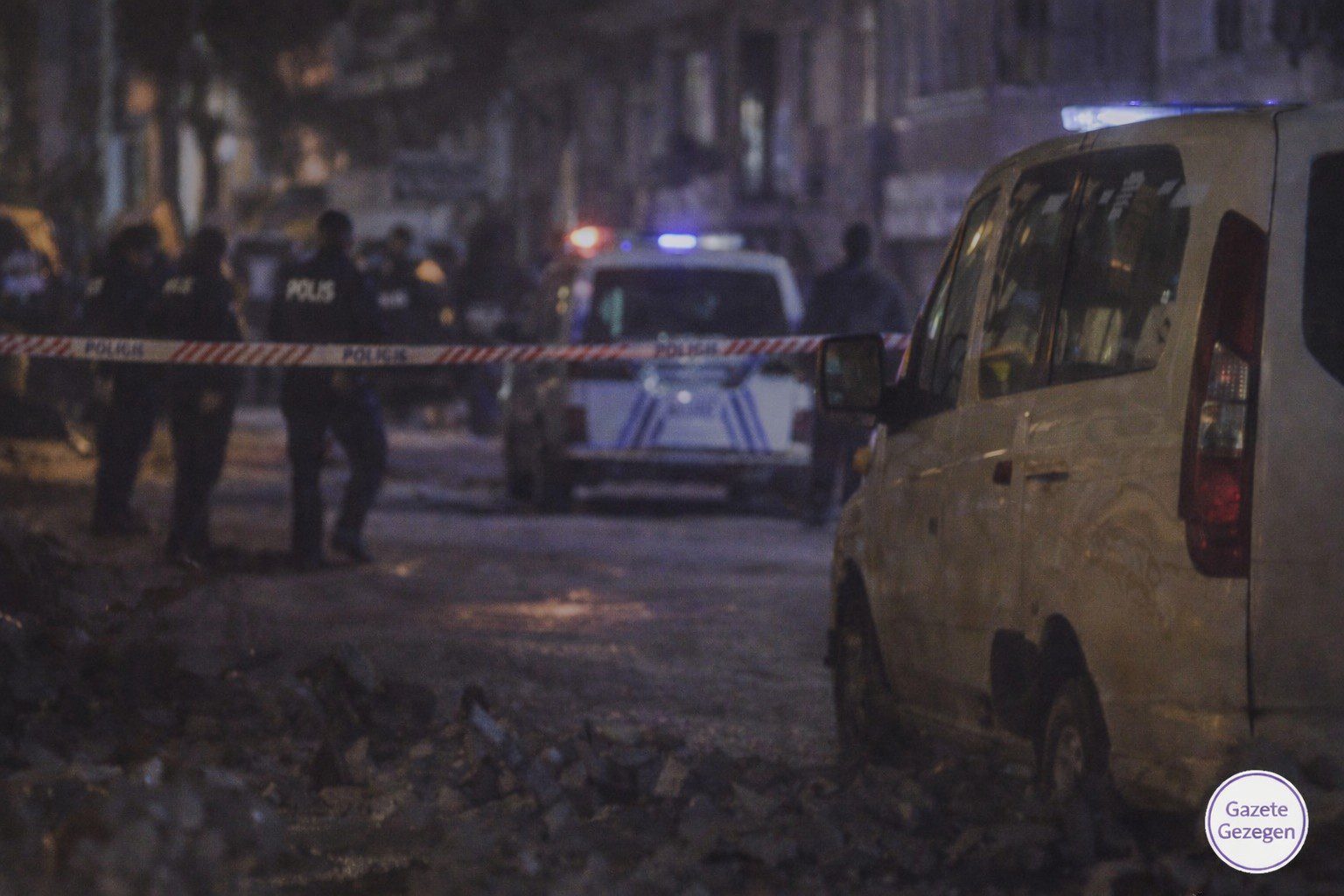 Tarsus’ta gece saatlerinde polis ekiplerinin güvenlik önlemi aldığı olay yeri