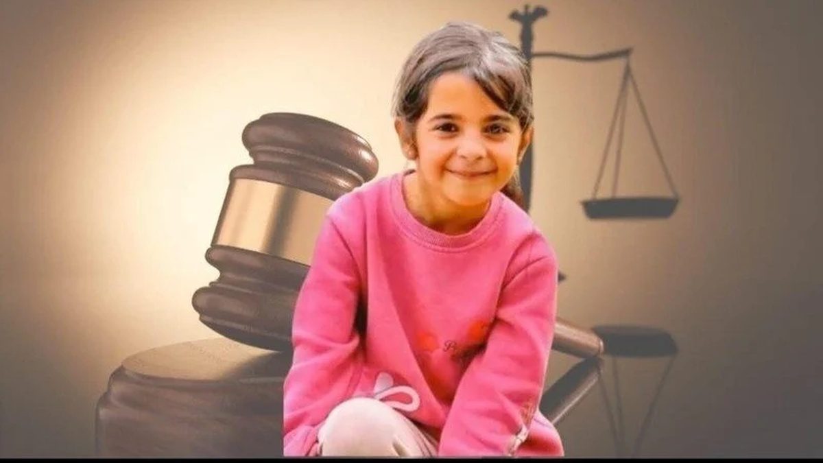 Narin Güran davası için adalet çağrısını simgeleyen görsel, mahkeme tokmağı ve terazi önünde Narin Güran