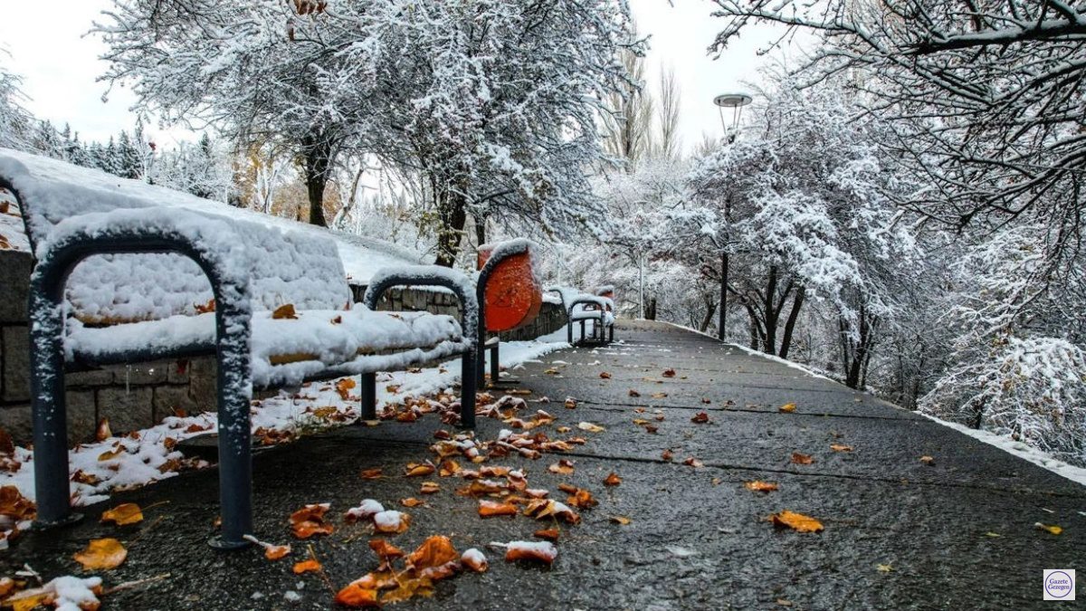 Ankara’da etkili olması beklenen soğuk hava dalgası öncesi karla kaplanan park ve yürüyüş yolu
