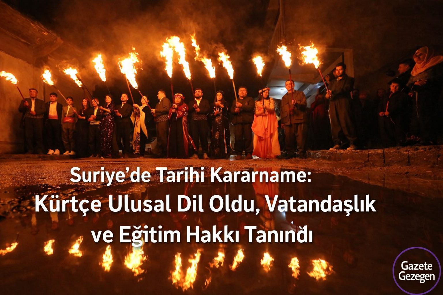 Suriye’de Nevruz kutlamalarında meşaleler taşıyan Kürtler, Kürtçenin ulusal dil olarak tanınması ve vatandaşlık hakkı verilmesini simgeleyen görüntü