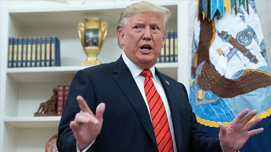 ABD Başkanı Trump ve İran bayrağı, bölgesel gerilim ve diplomasi simgesi, askeri tehdit ve protestolarla ilgili haber görseli