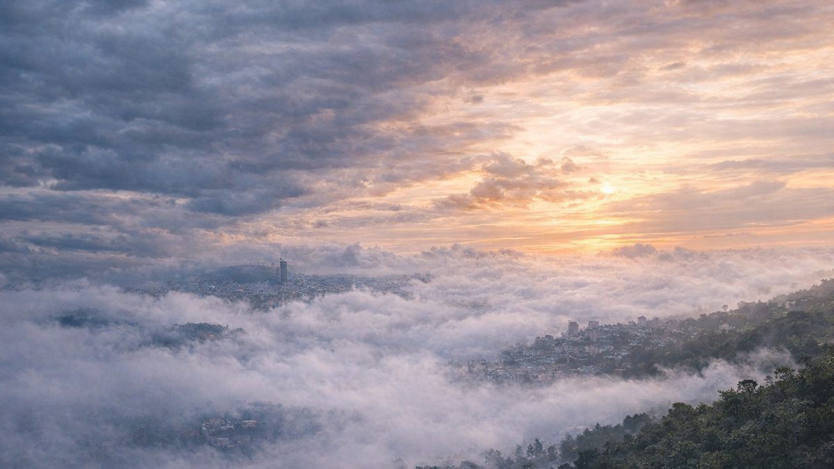 Batı’dan gelen bulut sistemiyle şehir üzerinde yoğun sis tabakası ve sabah görüş riski