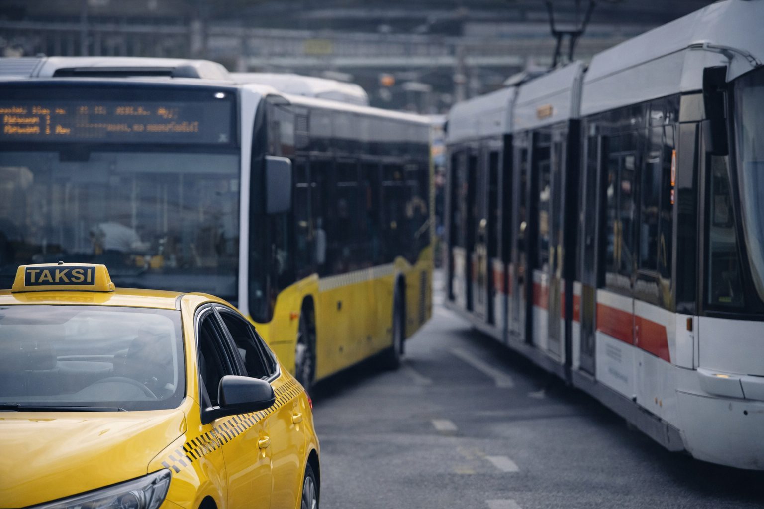 İstanbul’da toplu taşıma, taksi ve servis ücretlerine yapılan yüzde 20 zam sonrası şehir içi ulaşım görüntüsü