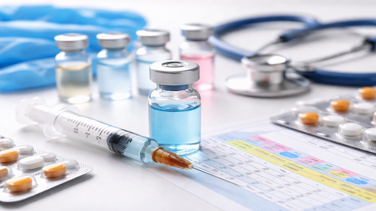 Aşı şişesi ve enjektör ile Türkiye’de aşı takvimini temsil eden sağlık görseli