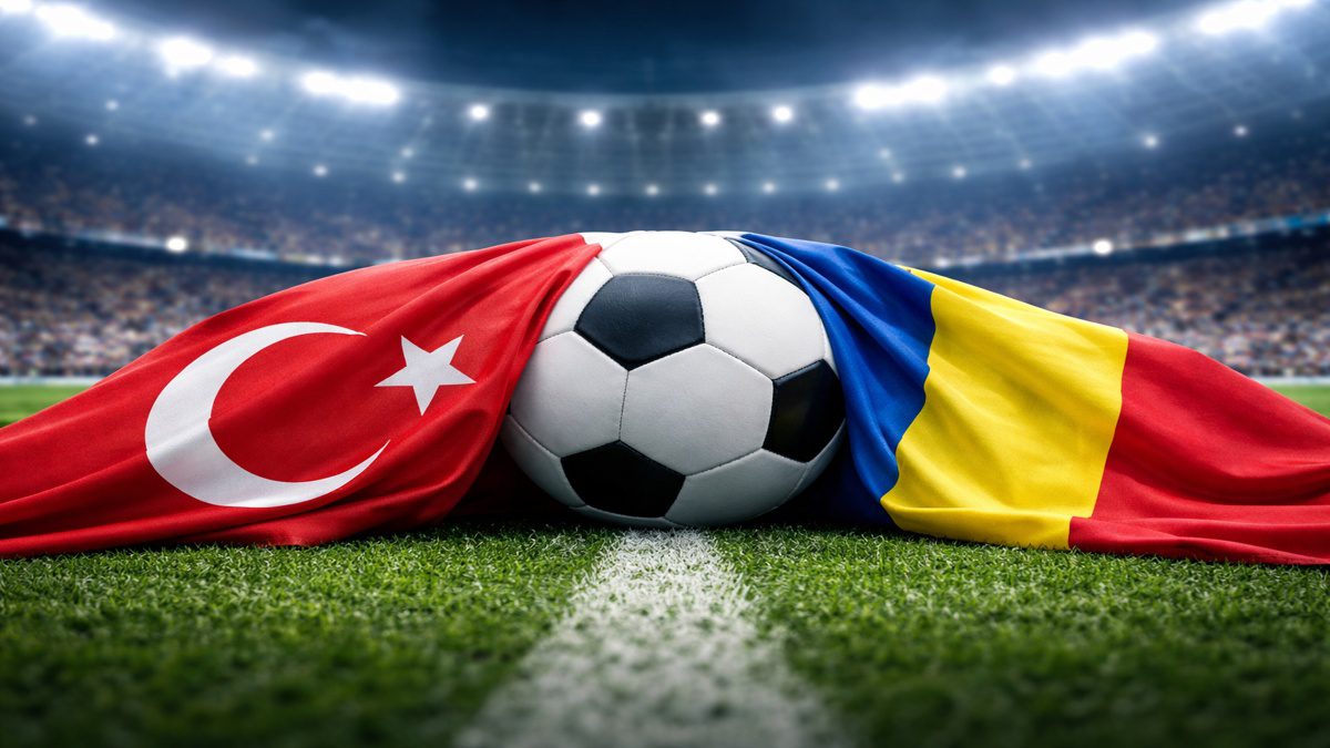 Türkiye ve Romanya bayrakları ile futbol topu stadyumda milli maç atmosferi