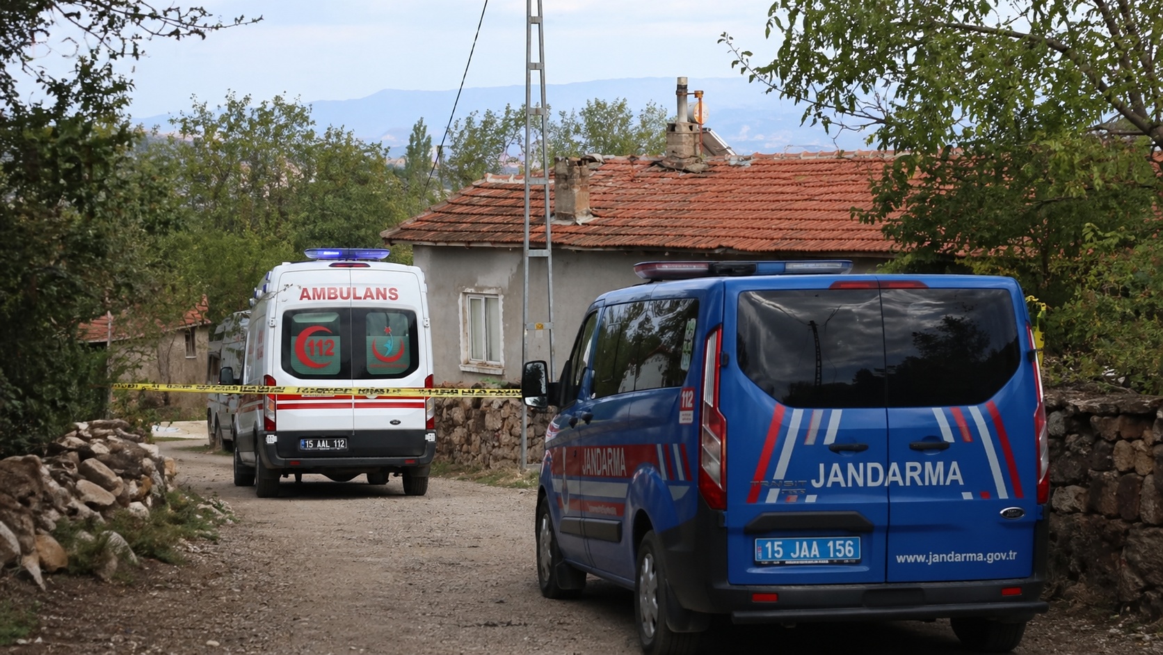 Burdur’da köy yolunda jandarma ve ambulans ekiplerinin bulunduğu olay yeri güvenlik alanı