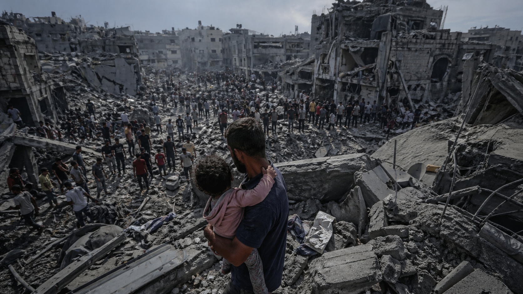 Savaş sonrası yıkıma uğramış şehirde enkaz halindeki binalar ve harabe sokak görünümü