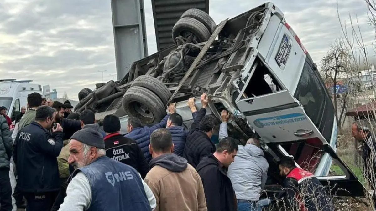 Ankara’da minibüs üst geçide çarptı: 5 ölü, 14 yaralı
