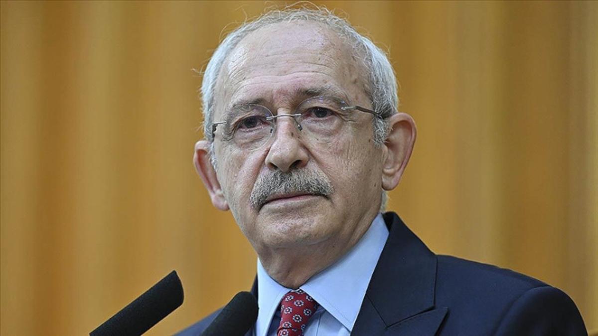 Kemal Kılıçdaroğlu basın açıklaması yaparken kürsüde görüntü