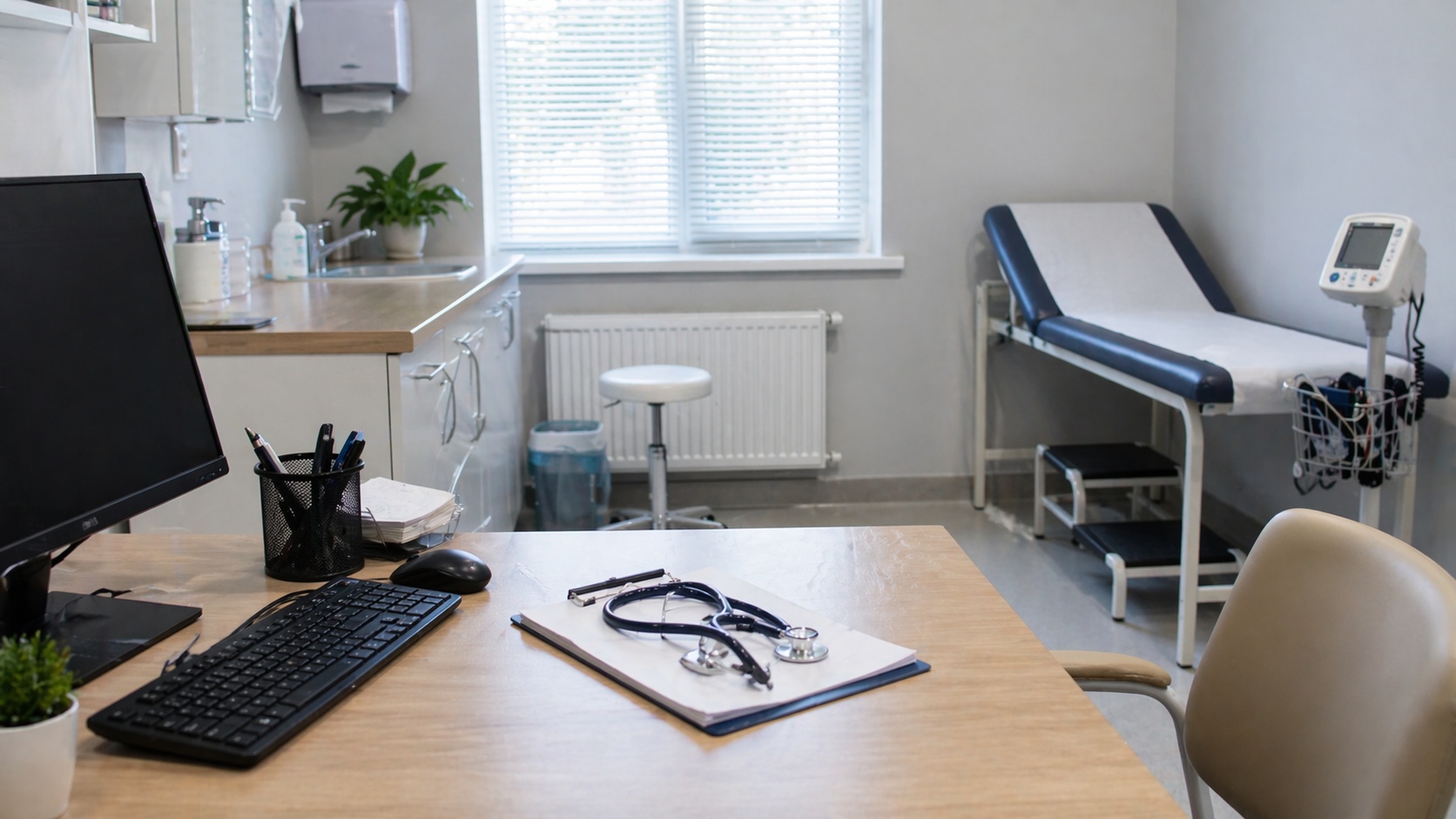 Boş aile sağlığı merkezi muayene odasında masa üzerinde stetoskop ve tıbbi ekipmanlar