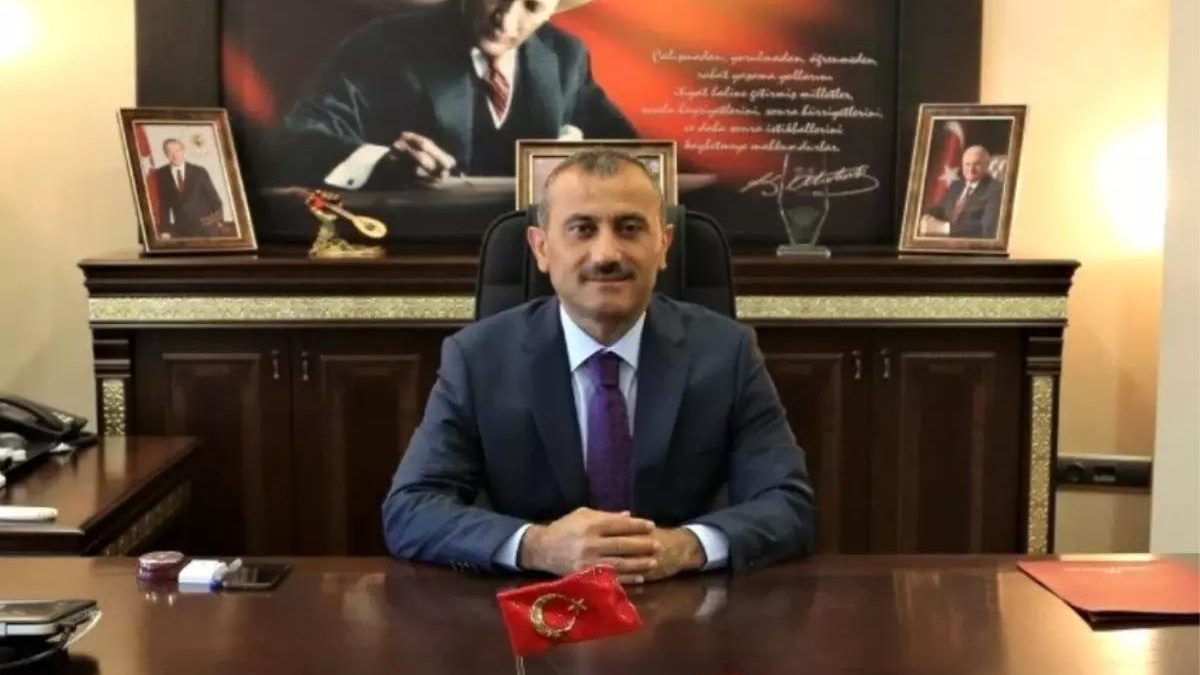 Tuncay Sonel makam odasında resmi portre fotoğrafı