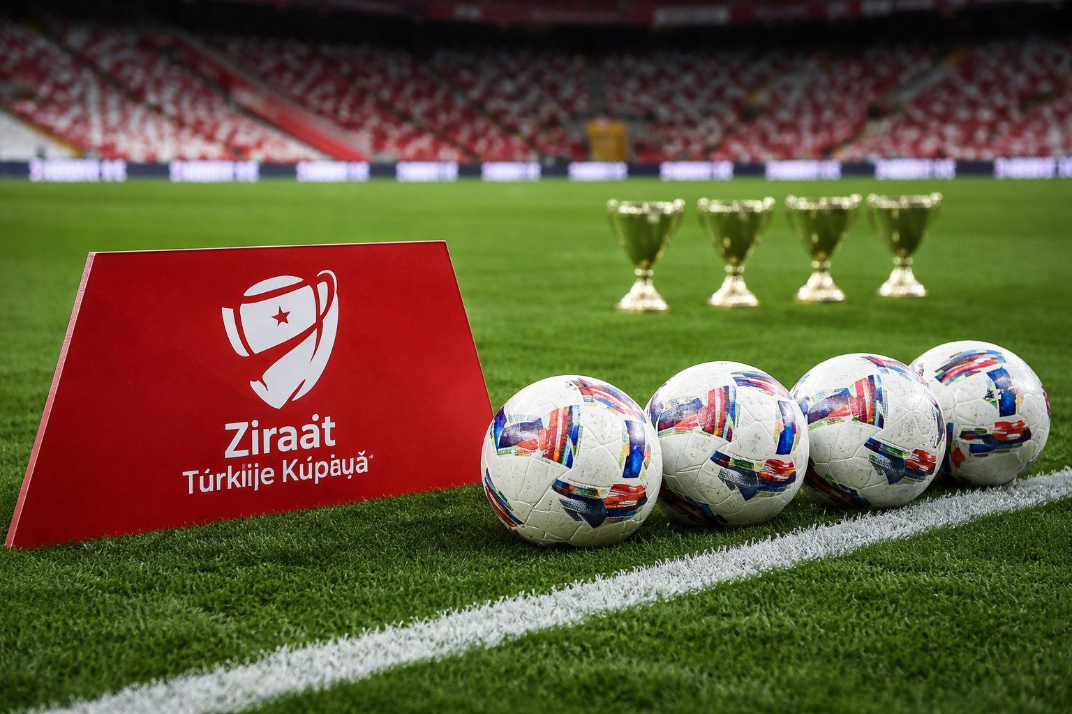 Futbol sahasında Türkiye Kupası maç topu ve boş stadyum görüntüsü