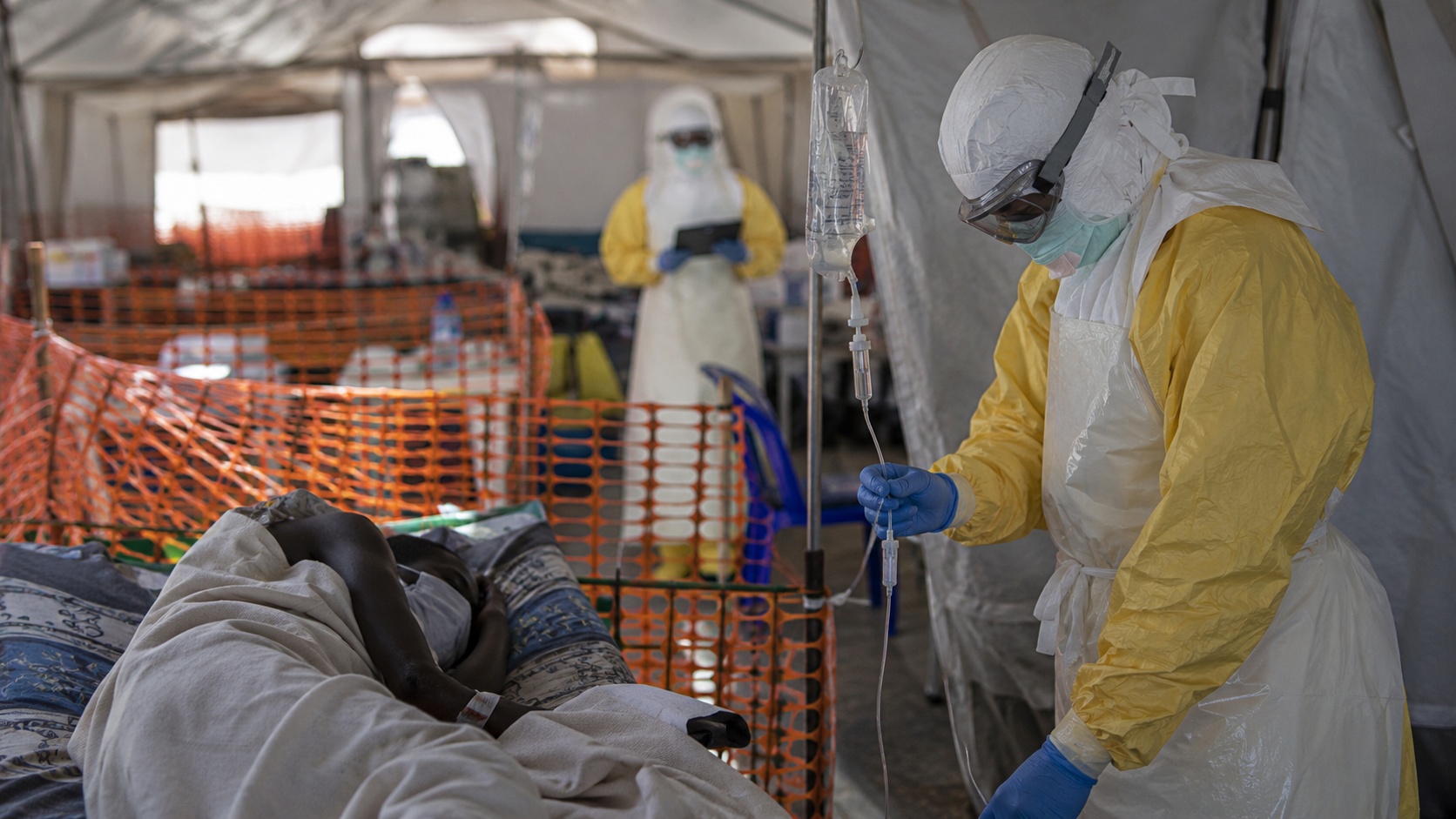 Demokratik Kongo Cumhuriyeti'nde Ebola salgınıyla mücadele kapsamında kurulan sahra hastanesinde koruyucu ekipmanlı sağlık görevlileri görev yapıyor.