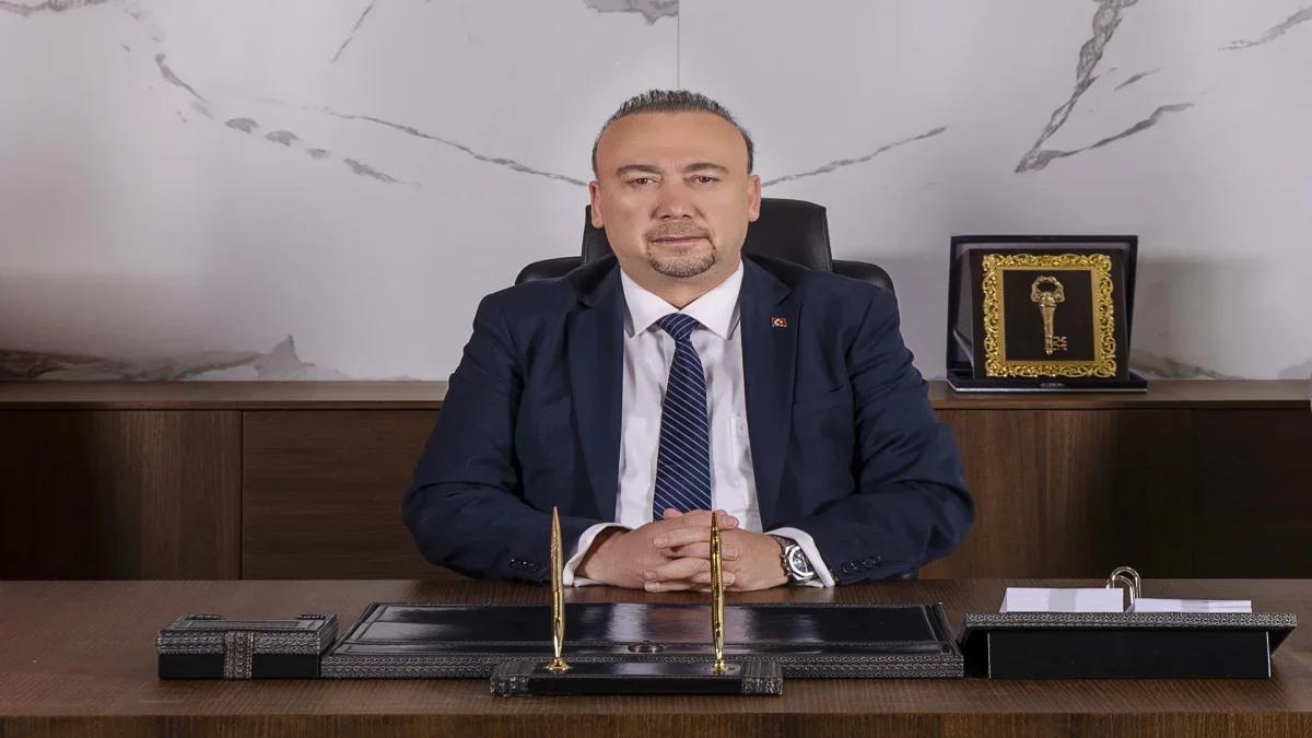 Özkan Yalım makam odasında masa başında otururken çekilmiş fotoğraf